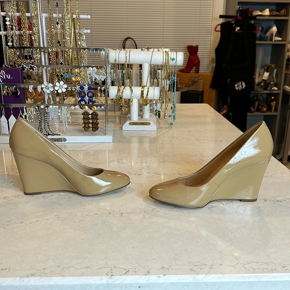 Banana Republic tan faux patent leather wedges size 7
